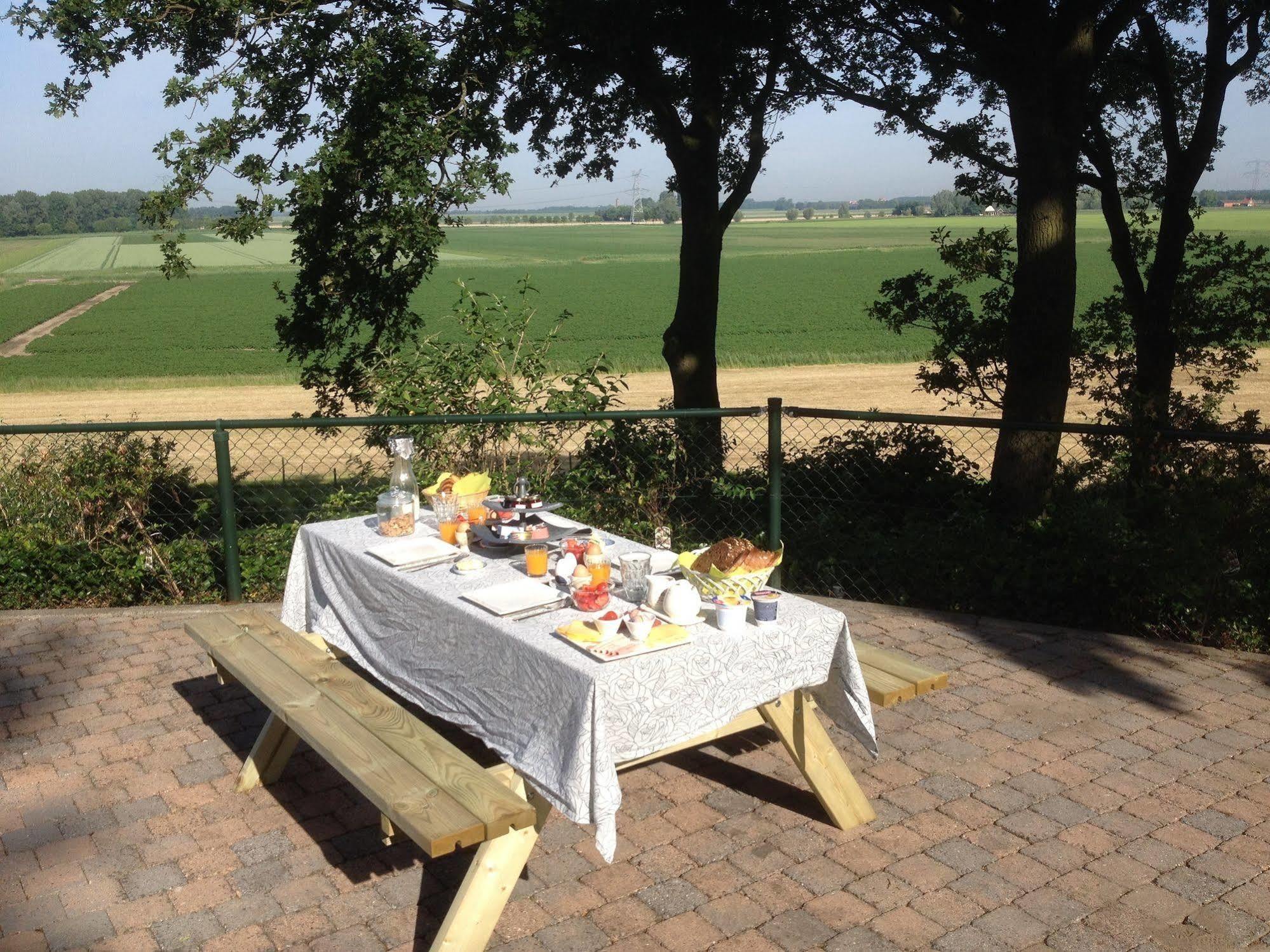B&B Op De Brabantse Wal Halsteren ภายนอก รูปภาพ